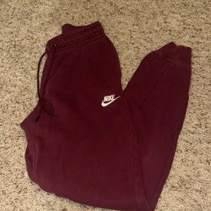 maroon women nike jogger sweatpants. size XS